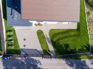 Plastikinis korys su žvirgždo skalda