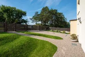 Plastikinis korys su žvirgždo skalda