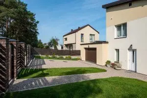 Plastikinis korys su žvirgždo skalda