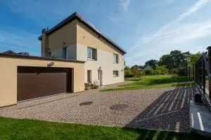 Plastikinis korys su žvirgždo skalda