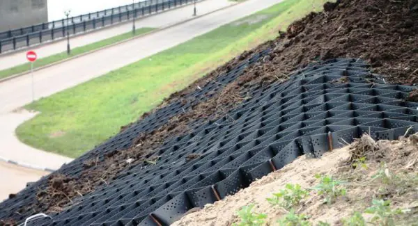 Geokorys šlaitų tvirtinimui