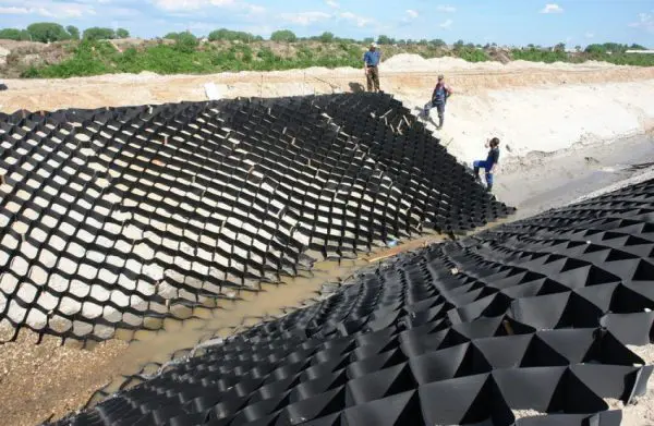 Geokorys šlaitų tvirtinimui